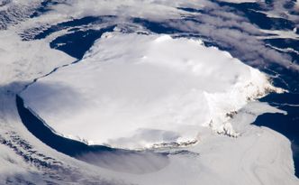 Bouvetøya er en kald og forblåst, ubebodd øy. Hvis vi da ikke teller med pingvinene som holder til der. Foto: NASA
