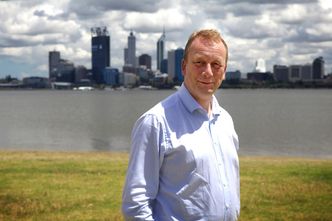 Per Rune Henriksen (AP) sitter i energi- og miljøkomiteen på Stortinget. Han mener Statoil må være åpne om hva de betaler til de koreanske verftene. Foto: Ole Ketil Helgesen