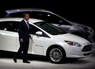 Bill Ford, styreformann i bilselskapet med samme navn, ankom Detroit-messen i 2011 i en elektrisk Focus. Den kom i salg i Europa året etter. Bilde:  Per Erlien Dalløkken