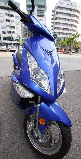 Bedre batteristyringMens mange skutere, ikke minst de elektriske, har et nokså sniltdesignuttrykk, er PDT Sprinter hakket mer tøff i trynet. Foto: Per Erlien Dalløkken