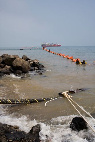 MANGE KABLER: Det må bygges mange strømkabler til kontinentet om Norge skal kunne utnytte sitt potensial for pumpekraft. Bildet er fra legging av kabel mellom Hainan og Guangdong sør i Kina. (FOTO: Nexans)