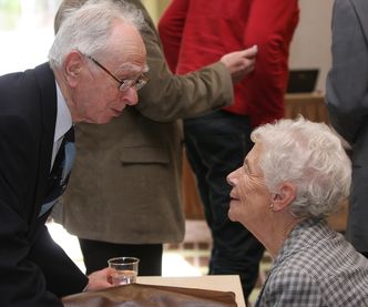 Samboeren Jean Kelly følger alltid med Brown som på tross av sine 91 år fortsatt jevnlig reiser verden rundt og holder foredrag.