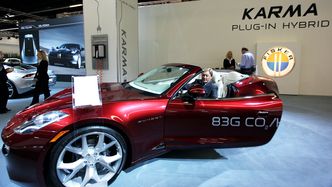 Henrik Fisker i en takløs prototyp i 2009, da selskapet fortsatt oppga forbruket til 83 g/km, senere nedjustert til 51. Foto: Per Erlien Dalløkken