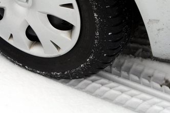 Et vinterdekk må lages med andre hensyn enn sommerdekk, og det er ikke lett å få svært lav rullemotstand. Foto: Colourbox.com