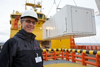 Ingve Sørfonn fra Wärtsilä, med brenselcellen til Viking Lady i bakgrunnen - Å inneha rollen som systemintegrator på det som kanskje er verdens mest miljøvennlige skip er derfor svært spennende for oss, sier Sørfonn. Bilde: Wärtsilä
