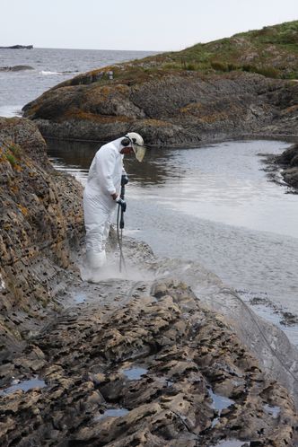 Høytrykksspyling av svaberg og strender etter Full City-forliset. Foto:  Tore Stensvold