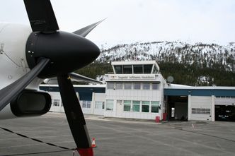 Sogndanl lufthamn, Haukåsen drives av Avinor. Her er det en håndfull parkeringsplasser foran terminalbygget.  Foto: Espen Zachariassen