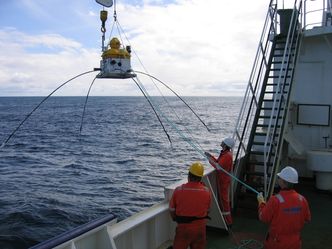 Mottakerantenner tre kilometer fra hverandre plasseres i store nett på havbunnen for å lete etter olje. Foto: EMGS
