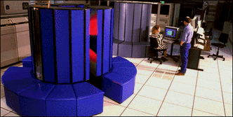 Cray supercomputer var det største som fantes innen datakraft. Man kunne også sitte på den. En slik brukte Hilde Tonne da hun skrev diplomoppgaven sin i Aachen i tyskland. Hun måtte vente i dagevis på resultatene. Foto:  Cray Inc.