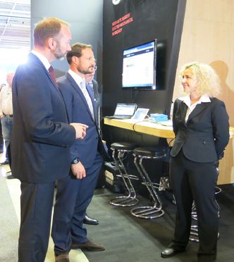 Staselig: Linn Cecilie Moholt fikk besøk av både kronrpins Haakon og daværende næringsminister Trond Giske på en stand i fjor.