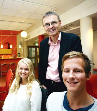 InnertierPositiv: – Dere vil gå ut fra Gløshaugen med så gode analytiske evner at dere ikke vil ha problemer med å få dere jobb, sier instituttleder Egil Tjåland til de ferske petroleumsstudentene Vilde Romslo Meyer og Vetle Mathisen.