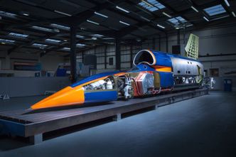 Den ferdigbygde farkosten på det tekniske senteret i Bristol i fjor høst. Foto: Bloodhound