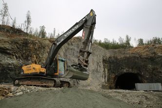 Rigging: Erstatteren Skanska rigger seg nå til med vann og strøm ved tunnelpåhugget, der den utkastede forgjengeren OSSA for få måneder siden holdt på.