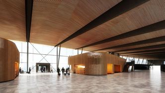 Slik blir det seende ut i prien. Trespilene på paviljongen er designet som i foajeen i Operahuset i Oslo. Vingespenn-temaet går igjen i himlingen.