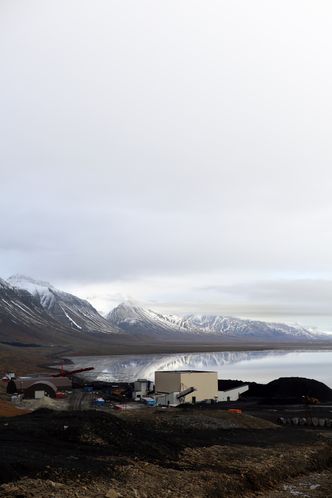 PauseIsolert: Svea er uten veiforbindelse til Longyearbyen. Store Norske har bygd opp et helt lite samfunn her inne gjennom årenes løp.