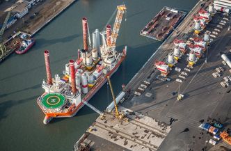 Installasjonsskipet Bold Tern et av to skip som Fred. Olsen Windcarrier bruker til å montere vindmøller langt ute til havs.