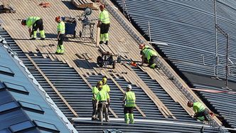 Detalj fra 360-bildet: Den nye piren ble påbegynt i 2013 og her legges det tretak.