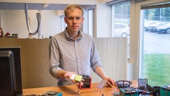 Radiokonstruktør: Sivilingeniør Andreas Erlandsen hos TT Micro har konstuert Pinell Go. Nå har han jobbet intenst for å få frem et nytt sikkert batteri og etablere et erstatingsprogram for å bytte ut det usikre batteriet så raskt som mulig.