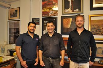 Her er studentene sammen med veilederen deres i Nasa, Pascal Lee (i midten), som også er grunnleggeren av Mars Institute.