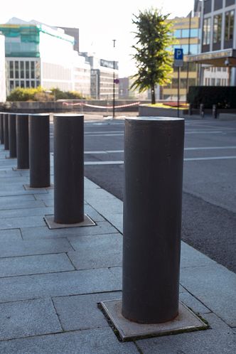 Pullerter er runde stålrør som finnes i ulike høyder og tykkelser. Målet med bruken av de er å forhindre kjøretøy å komme nær offentlige bygg.