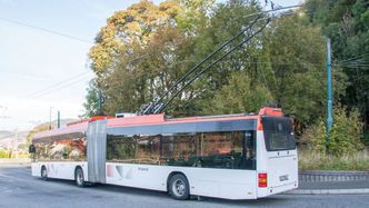 Linje 2, her på endestopp på Birkelundstoppen, er en leddbuss på trolleydrift. Den går en 7,3 km rute med stigning fra Bergen sentrum.