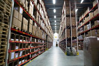 God plass: I det nye lageret er alt styrt av strekkoder og lokasjonsplasser. Over 10.000 varelinjer går ut herfra hver uke, da bør systemet være effektivt.