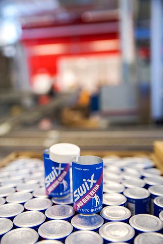 Eget fotavtrykkSwix har en egen FoU-avdeling som hele tiden jobber med å forbedre produktene. Nå kommer klassiske tørrvoksene med et nytt lokk som har en egen hempe som skal gjøre det enklere å