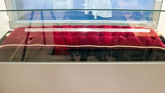 De mekaniskeDen norske urmeteren: Bakerst i Justervesenets målelaboratorium ligger den norske kopien av den franske originalmeteren. Den er for lengst pensjonert til fordel for en ny meterdefinisjon basert på lyshastigheten.