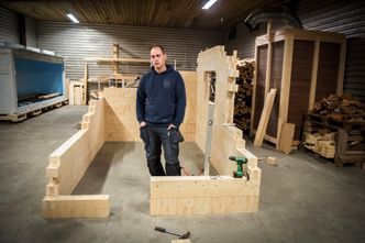 Sitkagran fungererRask bygging: Nils Magnus Kjenstad brukte 42 minutter på å sette sammen denne rammen. De fleste treslag kan brukes. I dette tilfellet er det brukt gran.