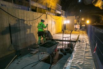 Skifergulvet legges i et helt spesielt mønster tegnet av arkitekten.