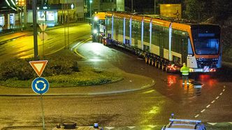 Det må lirkes litt når den lange lasten skal gjennom rundkjøringer.