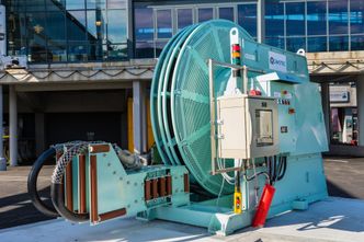 Bergen har tatt i bruk landstrømanlegget på Skoltekaien. Et lavspent koblingspunkt med 30 meter kabel sørger for at offshoreskip som er klargjort for kobling, kan skru av hjelpemotoren. Utstyret er levert av Schneider Electric og Cavotec. Bilde: Robin Strand/Cavotec