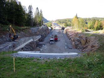 Strekningen bygges ut med syv tunneler og ti bruer.