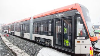 Vognen er bygget utenfor Berlin, og ble levert via båt til Bergen mandag.