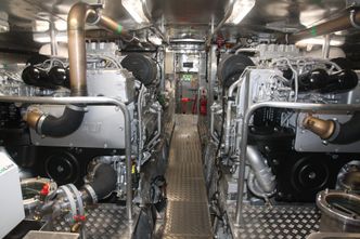 To MTU 2000 dieselmotorer, hver på 1.220 kW (totalt 3.600 hk) får båten opp i 40 knop ved hjelp av Rolls-Royce vannjeter. Fartøyet har en trekkraft på 12 tonn.