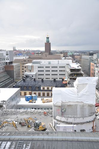 Byggeplassen til prosjekt Björnen er såpass sentral at det er vanskelig å bygge uten at forbipasserende får med seg alt som skjer.