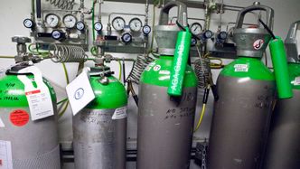 Disse beholderne med gasss brukes til å kalibrere målesystemet daglig, slik at måleresultatene skal bli mest mulig korrekt.