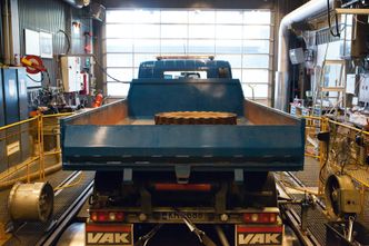 Tungbiltester: VTTs laboratorium tester en rekke større kjøretøy. De største er dobbeltdekkerbusser, men i dette tilfellet dreier det seg om en mindre lastebil av typen dieselhybrid.