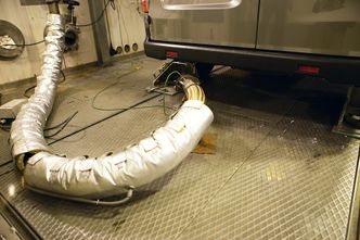 Analyse: Eksosen fanges opp og går videre til analyse via denne slangen.