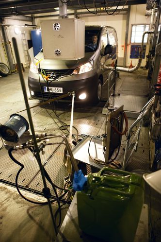 Rigid testBensin: Motoren får bensin fra en kanne under testen - ikke fra bilens egen tank.