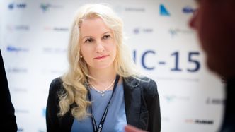 FØLGER MED: Bente Heggedal, flyoperativ inspektør i Luftfartstilsynet. Foto: Eirik Helland Urke