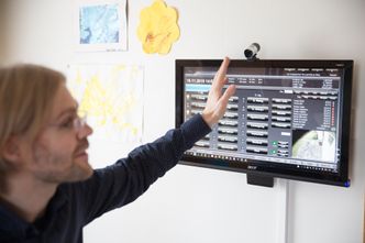 På hovedskjermen på kjøkkenet, kan ekteparet Askvik Ognedal lese av informasjon om temperatur i alle rom, og annen info samlet inn av et utall magnetfølere, sensorer og videokameraer plassert rundt i og rundt huset. De fleste funksjoner er automatisert. Bilde: Foto
