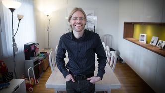 Hektet: – Jeg installerte noen kameraer og sensorer, så ballet det på på seg. Nå sitter jeg med 17 kameraer og et helautomatisk hjem, sier Magnus Ognedal på Tasta utenfor Stavanger. Bilde: Foto