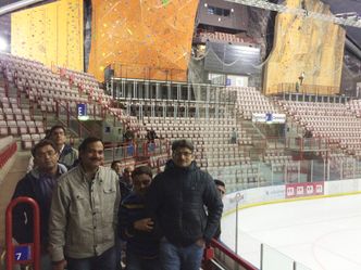 De indiske jernbaneingeniører ble blant annet tatt med inn i ishallen på Gjøvik for å se hvordan hallen ble bygget i en bergart av under middels kvalitet.