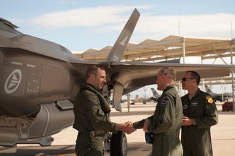 Kampflydirektør Morten Klever tok imot de første to norske F-35-kampflyene på flybasen Luke i 2016. Bilde:  US Air Force