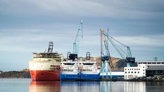 Klassereise med opprykkEn stor og to små. Island Venture med sine 160 meter i lengde og 30 meters bredde får de to blåmalte PSV-ene til å se små ut. Foto: Eirik Helland Urke