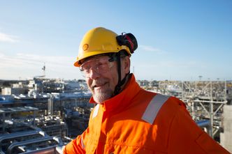 Ny teknologiStrømansvarlig på Nyhamna, Frode Baasland, ser fornøyd utover anlegget.