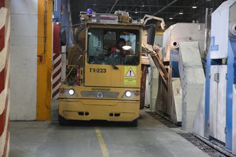 HAL4eÅrdal-test: En spesiallaget vogn tømmer en HAl4e elektrolysecelle for ferdig aluminium. 60 slike celler skal installeres på Karmøy.