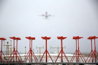 Automatiske landingerEt Boeing 787-8 fra Norwegian tar av fra Oslo lufthavn. De røde antennene utgjør retningsfyret (localizer).