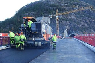Brua ble støpt ferdig i september og åpnes for publikum i slutten av november.
